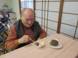 画像　ケーキを楽しむみなさん