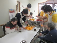 画像　ケーキを楽しむみなさん