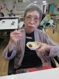 画像　ケーキを楽しむみなさん